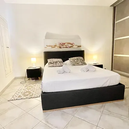 Les Logettes-plage-centre * Menton