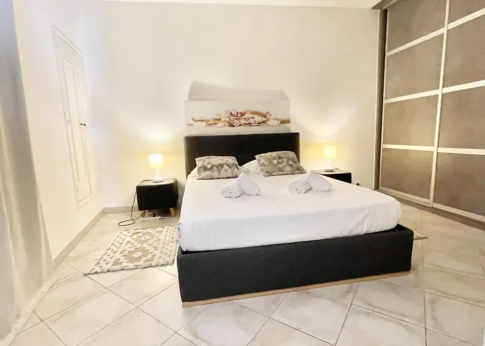 Les Logettes-plage-centre * Menton